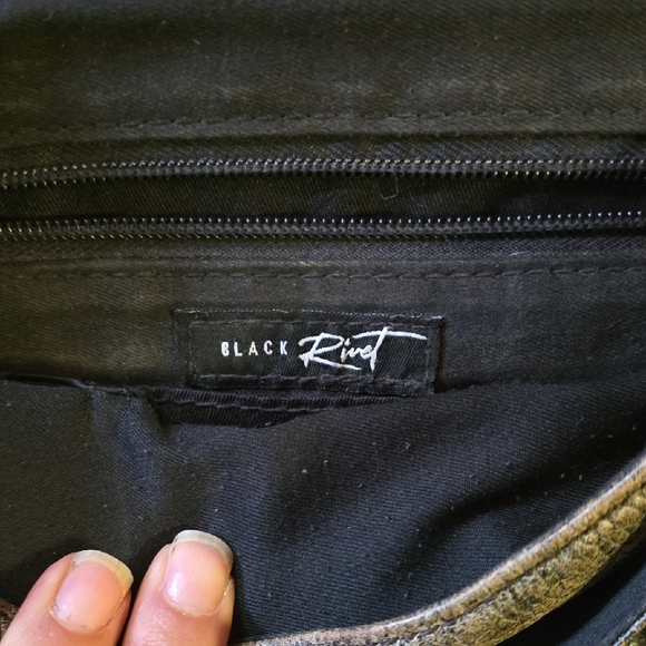 Black Rivet Distressed Gray Leather Messenger Bag - Picture 3 of 3